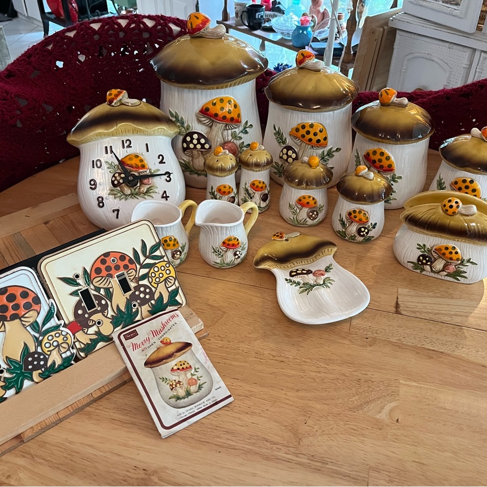 Large beautiful vantage MERRY MUSHROOM collection with original catalog